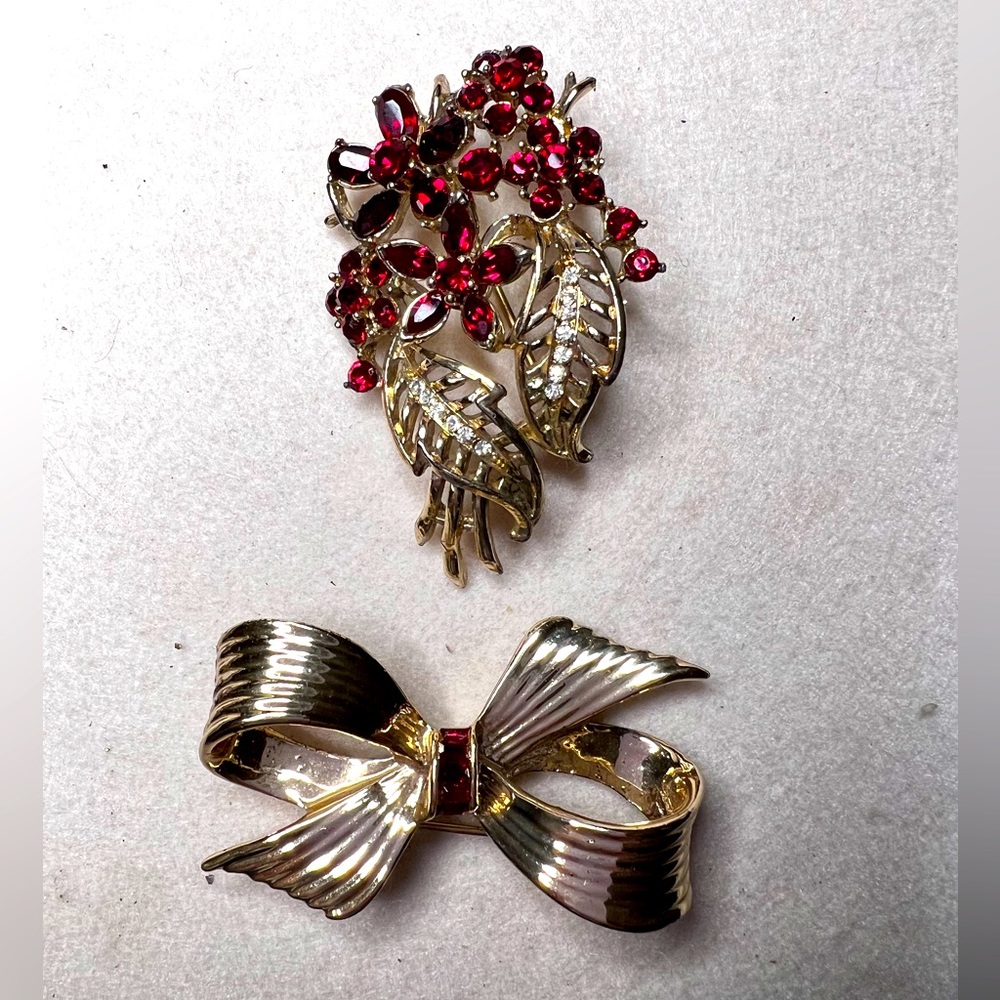 VINTAGE Pair CORO Red Brooches. Floral Bouquet And Bow With Red Baguettes Signed